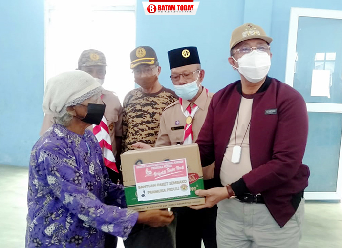 Ka. Kwarcab Pramuka Kabupaten Karimun H. Anwar Hasyim saat menyerahkan paket sembako kepada warga di Kecamatan Durai